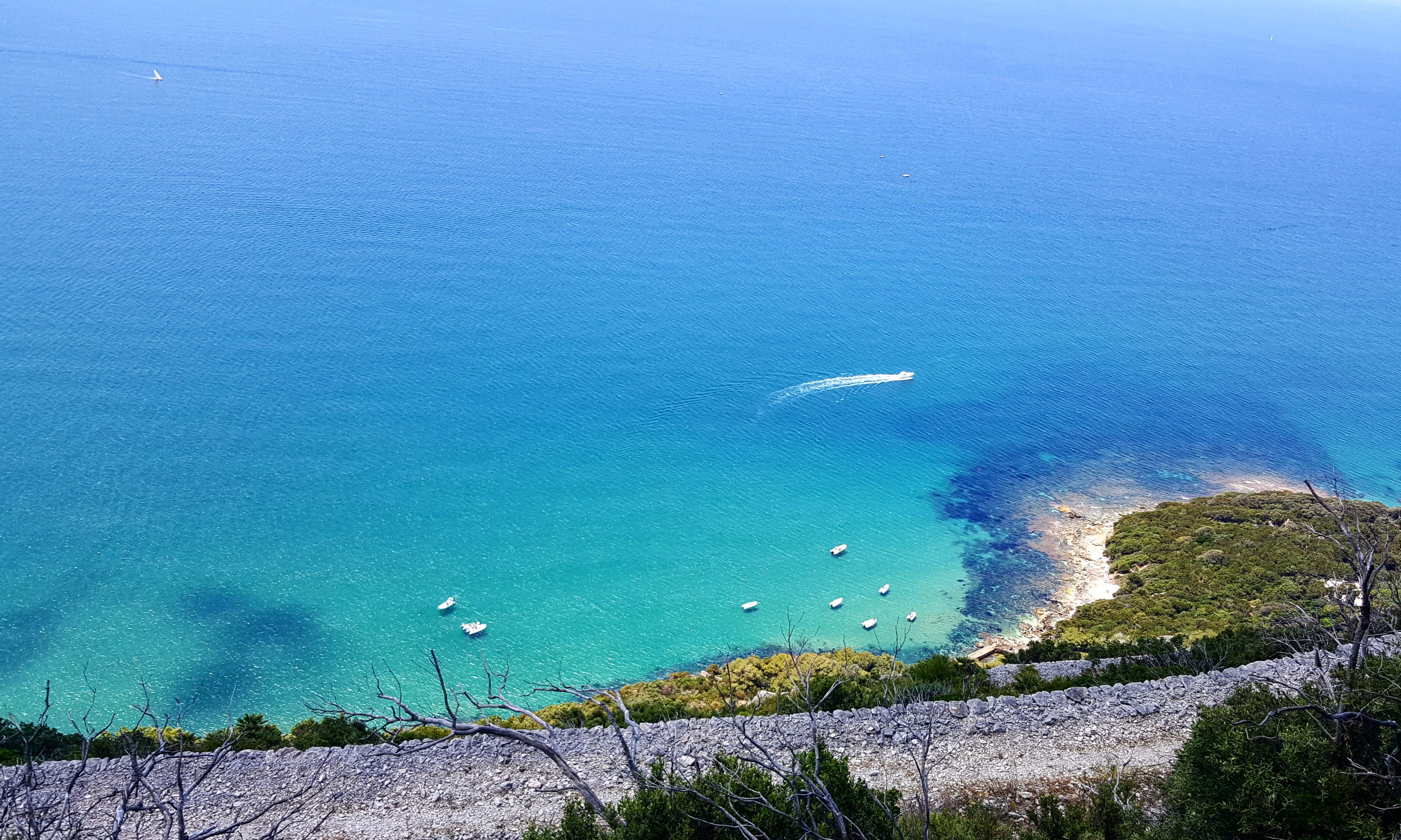 PASSI SOSPESI: tra roccia, mare e borgo