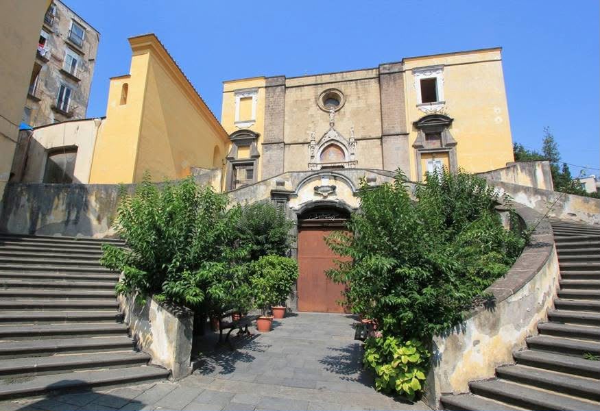 Trekking Urbano tra i Tesori Nascosti e i Rioni Storici di Napoli