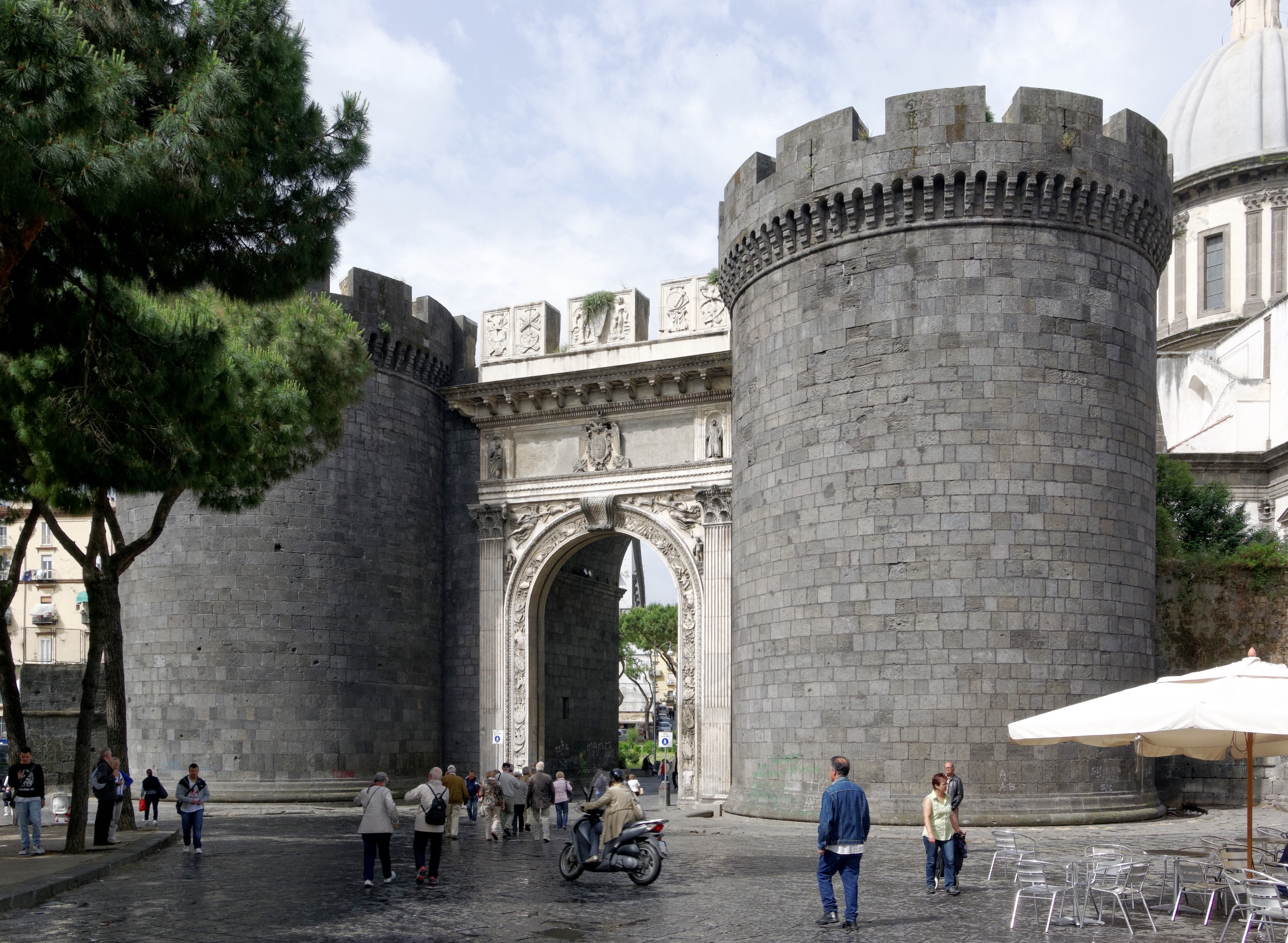 Trekking Urbano tra i Tesori Nascosti e i Rioni Storici di Napoli